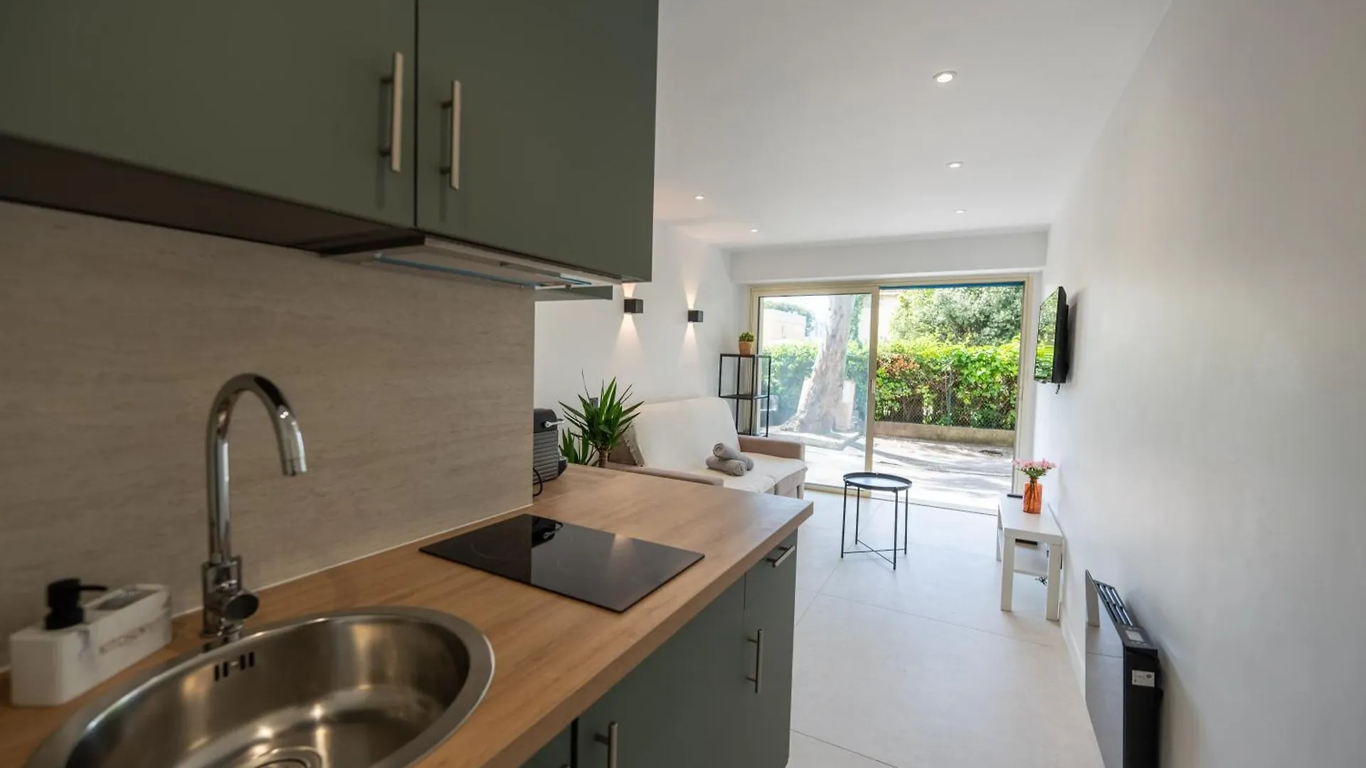 Apartment Studio Idealement Situe Residence Front De Mer Saint-Laurent-du-Var